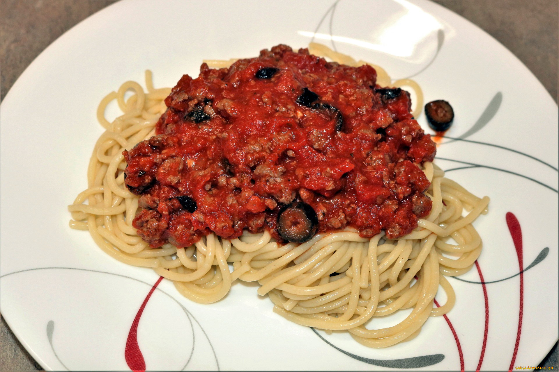 Мясо к макаронам. Тарелка спагетти. Спагетти под мясным соусом. Spaghetti мясной. Спагетти без соуса и мяса.